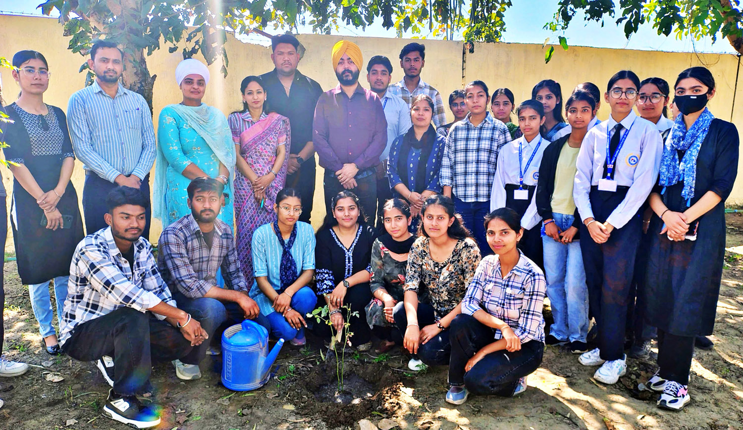 रयात बाहरा फार्मेसी एवं मैनेजमेंट कॉलेज के विद्यार्थियों ने पौधारोपण अभियान चलाया